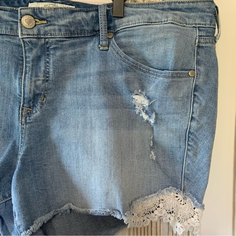 TORRID Women's Lace Trim Distressed Raw Hem Denim Shorts Size 20 - Picture 2 of 11